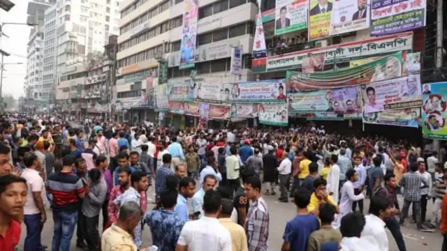 মনোয়নপত্র বিক্রি করার সময় বিএনপির অফিসের সামনে নেতা-কর্মীদের ভিড়