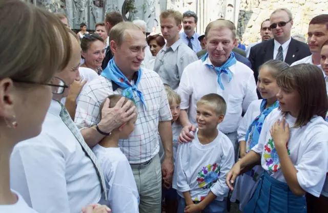 Владимир Путин в "Артеке" в 2001 году