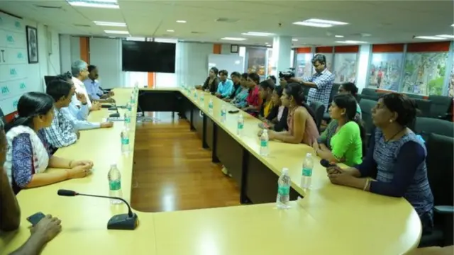 கொச்சி மெட்ரோ ரயில் சேவை பணியில் திருநங்கைகள்