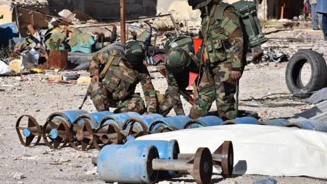 صورة جنود ومتفجرات