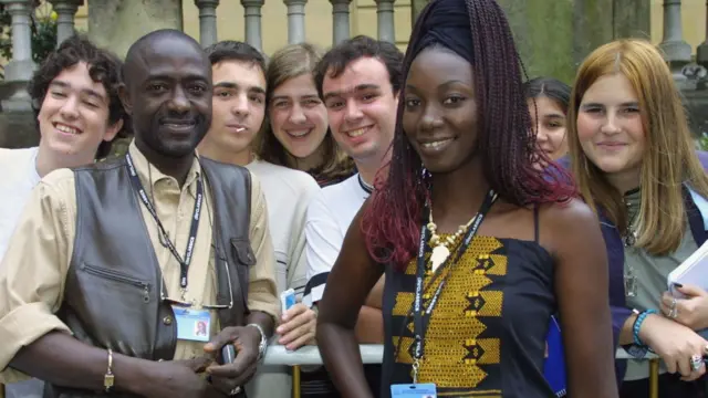 Mansour Sora Wade (à gauche) et l'actrice sénégalaise Nar Sène (à droite), le 23 septembre 2001, lors du 49ème Festival international du film de Saint-Sébastien (Espagne).