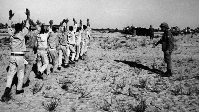 Пленные египетские военнослужащие на Синайском полуострове