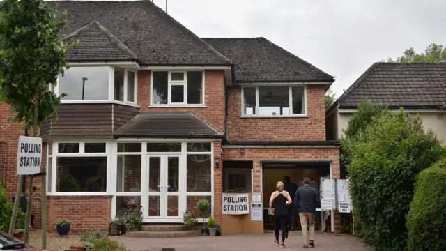 伦敦Croydon一处借用民宅车库的投票站（8/6/2017）