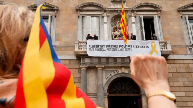 Плакат на здании правительства Каталонии