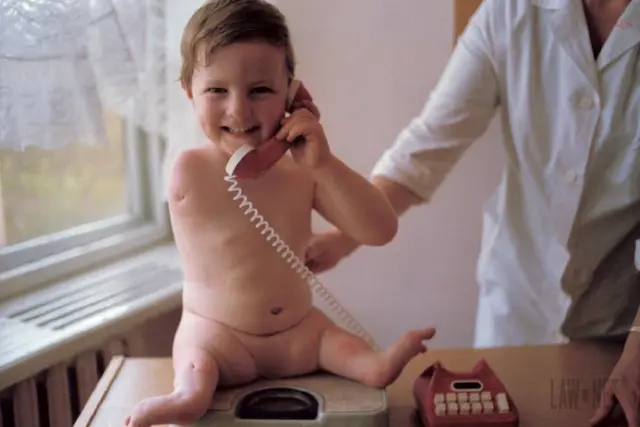 Igor nació en Belarús después del desastre. La foto fue tomada en un orfanato. Los padres lo abandonaron. Belarús, como Ucrania, se ha visto particularmente afectada por la contaminación radiactiva.