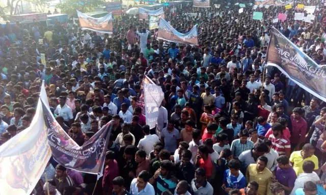ஜல்லிக்கட்டிற்காக சென்னையில் திரண்ட இளைஞர்கள் கூட்டம் (புகைப்படத் தொகுப்பு)
