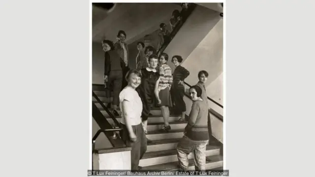 Para perempuan di pelatihan menenun di tangga gedung Bauhaus di Dessau, 1927.