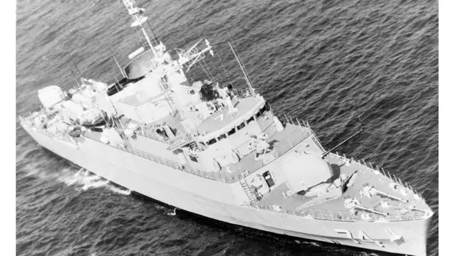 ناوچه سهند نیروی دریایی ارتش را جنگنده های A-۶E نیروی دریایی آمریکا در عملیات آخوندک به شدت بمباران و غرق کردند و ۴۵ نفر از خدمه آن کشته شدند. در این عکس در ۱ نوامبر ۱۹۷۷ (۱۳۵۶) در رزمایش مشترک با نیروی دریایی آمریکا در خلیج فارس برداشته شده