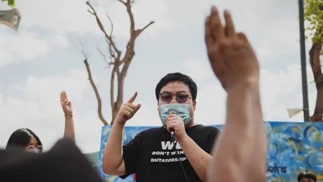 พริษฐ์ ชิวารักษ์ หรือ "เพนกวิน" ขึ้นเวทีปราศรัย