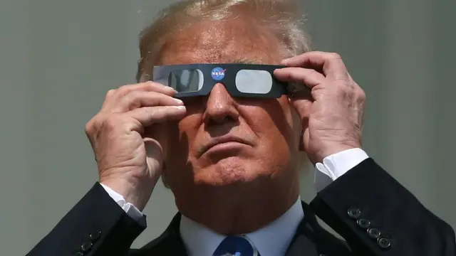 ABD Başkanı Donald Trump da güneş tutulmasını izleyenlere katıldı.