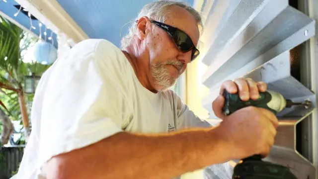 安装防飓风窗板