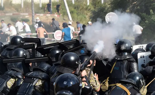 митингчилерди таратуу