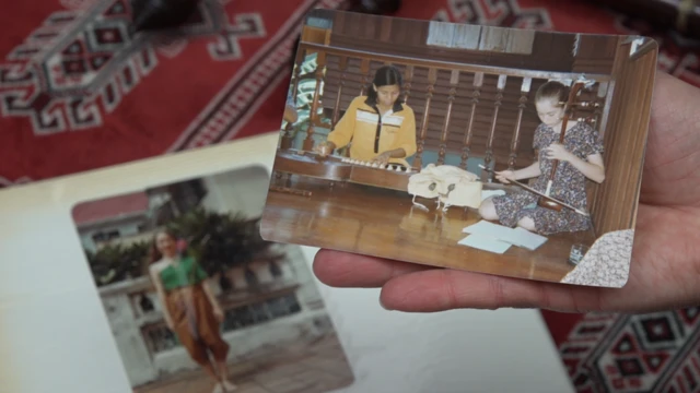 ชาร์ลอต (ขวามือ) อายุ 14 ปี เรียนดนตรีไทยที่บ้านพักในกรุงเทพฯ