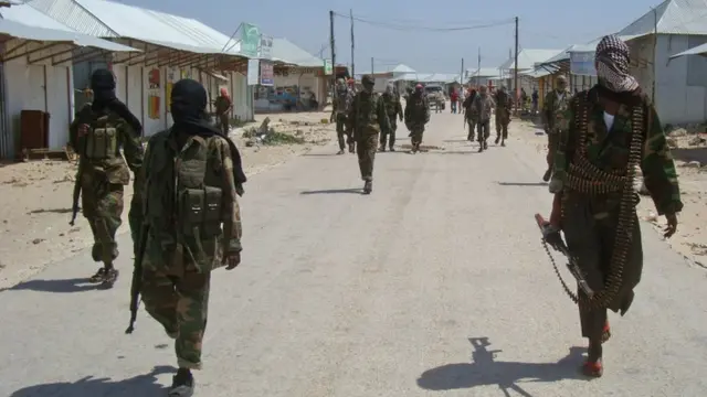 Awọn ọmọ ikọ alakatakiti Al-Shabaab n yan lọ laarin igboro