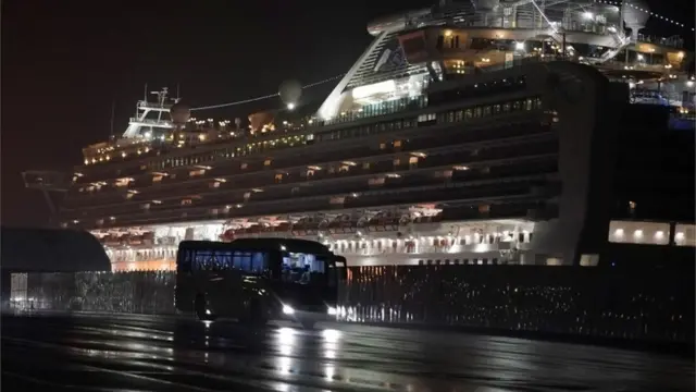 미국인 328명이 정부 지원 전세기를 타고 미국으로 귀국했다