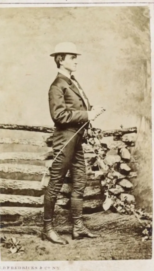 Edvard Pejson Veston je tokom celog odraslog života bio vatreni pedestrijanac, i prešao je pešice 2.488km od Njujorka do Mineapolisa u svojim sedamdesetim.