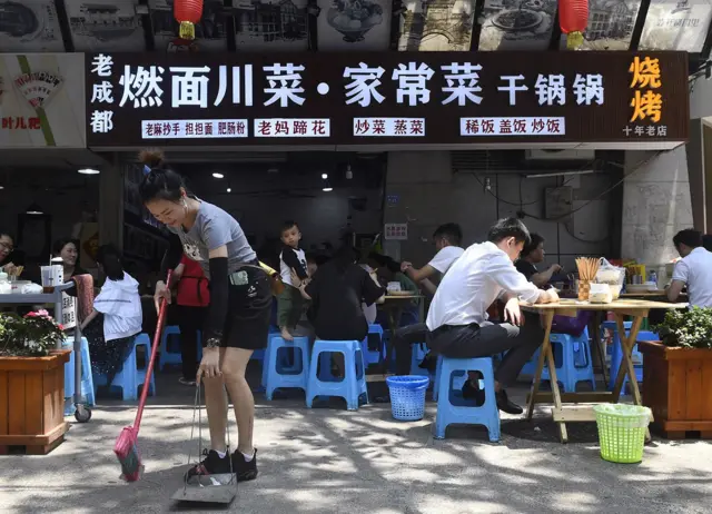 一些店鋪將餐桌放到公共街道上,在過去一直被視為違法的佔道經營。