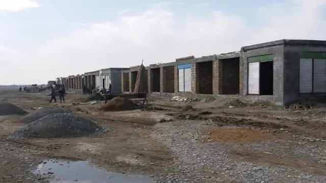 این شهرک یک سال پیش با مدیریت و مالکیت طالبان ساخته شد و اهالی محل با خرید خانه و دکان در کنار طالبان، املاکی را در این شهرک به دست آوردند