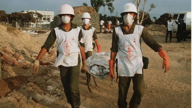 الفرق الطبية تنتشل جثث القتلى في صبرا وشاتيلا