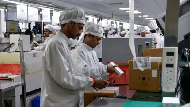 நிறுவனத்தில் வேலை செய்யும் பணியாளர்கள்
