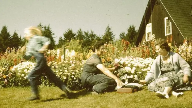 Eski bir fotoğrafta koşan çocuk ve anneler