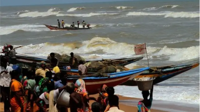 ओडिशात यलो वॉर्निंग देण्यात आल्यानंतर परतणारे मच्छिमार
