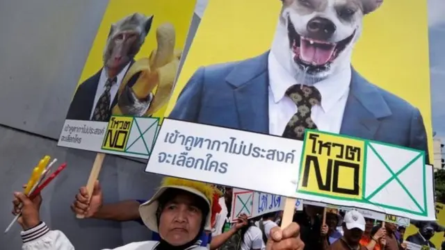 ในการเลือกตั้งเมื่อ 6 ปีก่อน กลุ่มพันธมิตรประชาชนเพื่อประชาธิปไตยรณรงค์ให้ประชาชน "โหวตโน" เพื่อปฏิเสธนักการเมือง แต่ภายใต้ร่าง พ.ร.ป.เลือกตั้ง ส.ส. ฉบับใหม่ การรณรงค์เช่นนี้กลายเป็นสิ่งต้องห้าม