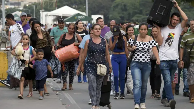 Venezolanos en la frontera entre Colombia y Venezuela.
