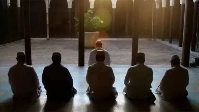 नमाज़ पढ़ते हुए लोग