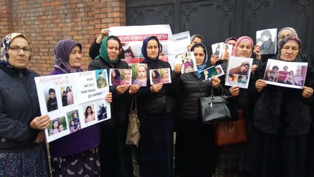 Матери пропавших женщин с фото