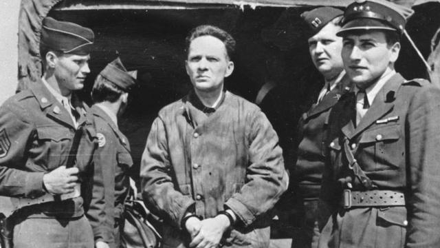 奥斯威辛集中营另一名纳粹军官，鲁道夫·豪斯（Rudolf Hoss）战后被捕，1947年上了绞刑台。图为他被押解到德国纽伦堡