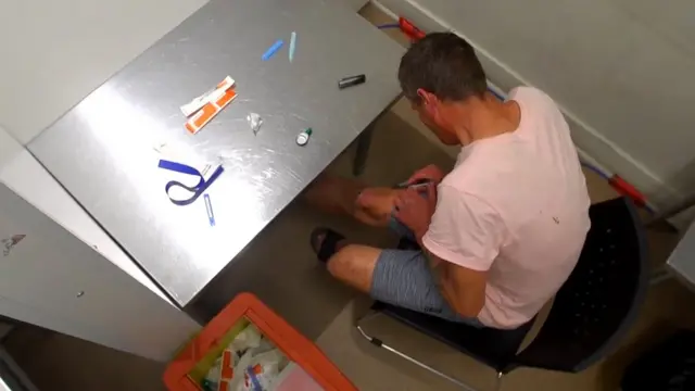 Un hombre se inyecta una dosis de fentanilo.