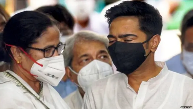 ममता बनर्जी अपने भतीजे अभिषेक बनर्जी के साथ
