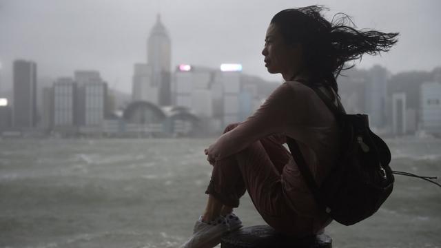 颱風天鴿迫近香港之際一位女士坐在尖沙咀海旁看海（23/8/2017）