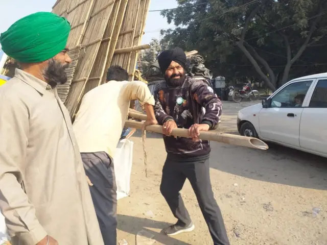 దిల్లీ సరిహద్దుల నుంచి ఇళ్లకు తిరిగి వెళ్తున్న రైతులు