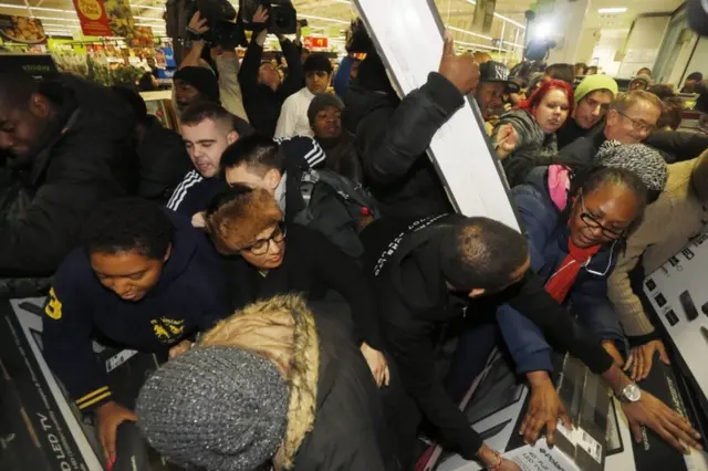 2014'te Londra'daki ucuz süpermarket zinciri Asda'nın bir şubesinde indirimli televizyonları almak isteyen tüketiciler birbirlerini ezmişti