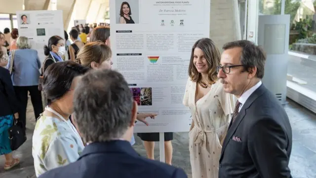 Patrícia Medeiros durante eventojogo de sinuca grátisParis