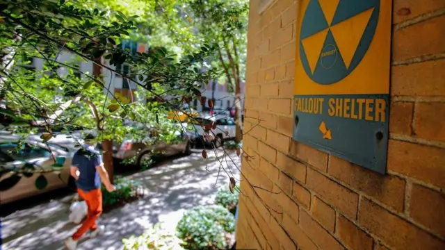لافتة تشير إلى اتجاه الدخول إلى ملجأ للحماية من المواد النووية