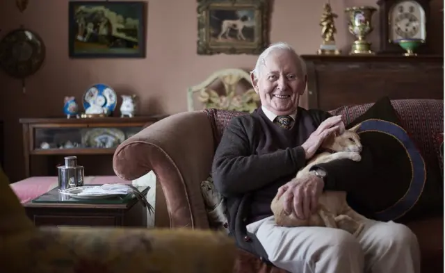 Пожилой британец в доме