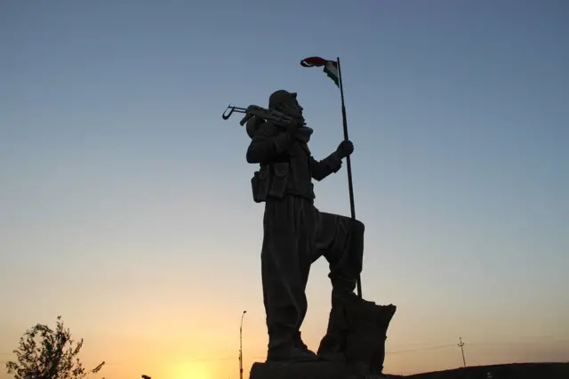 yapımı henüz bitmiş devasa bir Peşmerge heykeli