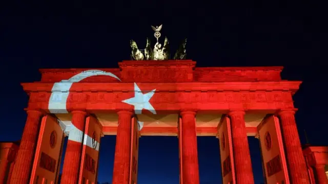 Albaabka Brandenburg ee Berlin oo calanka Turkiga loo badalay si loo xasuusto dhibanayaasha