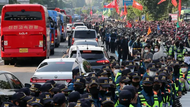 대규모 집회로 사람과 차들이 뒤엉킨 도로