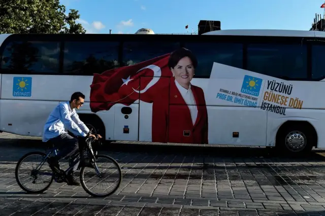 İyi Parti otobüsü