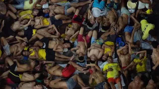 'ටින් එකක් තුළ සාඩින් අසුරා ඇති ආකාරය' සිහිපත් කරවමින් සිර මැදිරි තුළ මනුෂ්‍යයන් රඳවා ඇත්තේ,