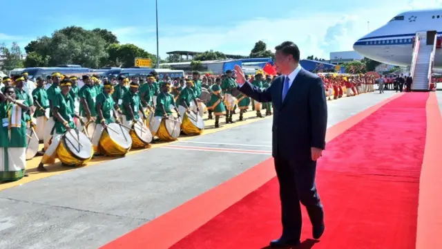 விமான நிலையத்தில் ஏற்பாடு செய்யப்பட்டிருந்த கலை நிகழ்ச்சிகளை கண்டு ரசித்த சீன அதிபர்