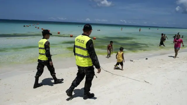 Cảnh sát tuần tra trong chiến dịch làm sạch Boracay năm 2018