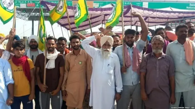 ਬਰਨਾਲਾ ਵਿੱਚ ਕਿਸਾਨ ਨਾਅਰੇਬਾਜ਼ੀ ਕਰਦੇ ਹੋਏ