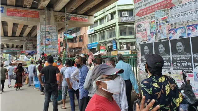 মৌচাক এলাকায় টিসিবির ট্রাকের সামনে লম্বা লাইন।