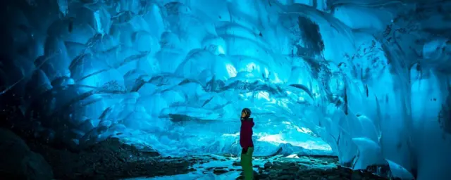 Imagem mostra pessoaroleta adventuremeio à geleira