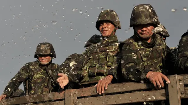 ทหารถูกสาดน้ำสงกรานต์